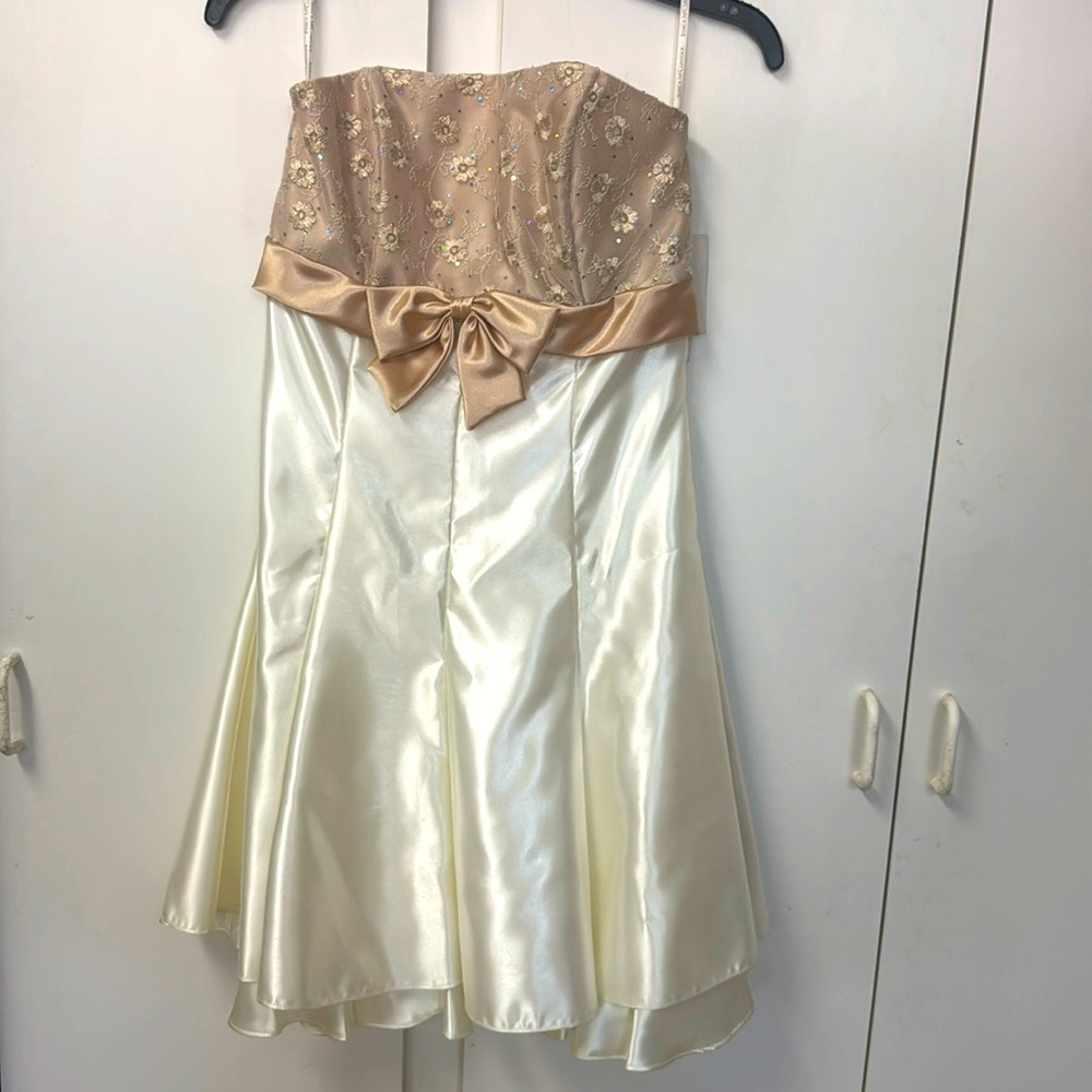 Beautiful short Jessica McClintock white, cream & beige dress. W/sequins and bow